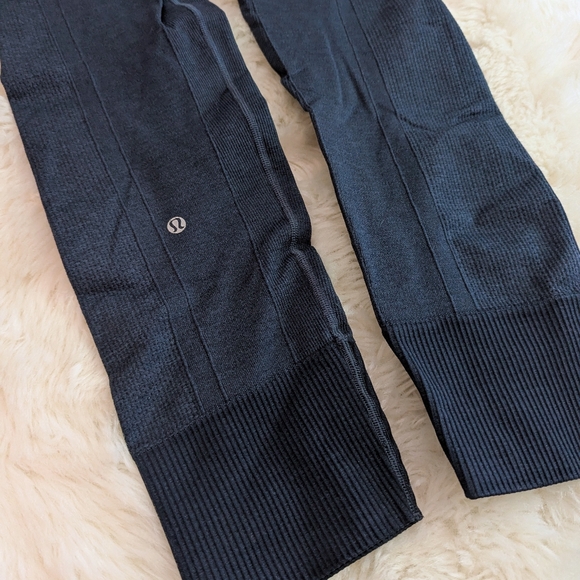 Lululemon Seamless Leggings - Thick Material - High Compression - Dark Blue - Picture 5 of 7